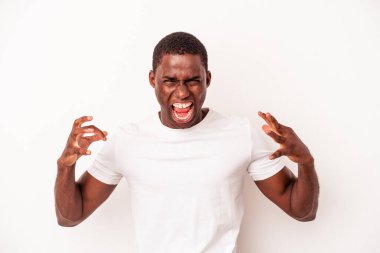 Genç Afrikalı Amerikalı adam beyaz arka planda izole edilmiş öfkeyle bağırıyor..