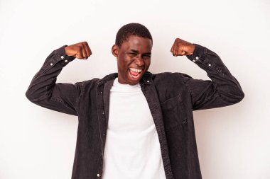 Beyaz arka planda izole edilmiş genç Afrikalı Amerikalı kadın gücünün sembolü olan kollarıyla güçlü bir hareket sergiliyor.