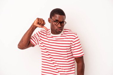 Beyaz arka planda izole edilmiş genç Afro-Amerikalı adam baş parmağını aşağı gösteriyor ve hoşlanmadığını ifade ediyor..