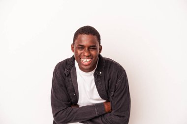 Genç Afrikalı Amerikalı adam beyaz arka planda izole edilmiş gülüyor ve eğleniyor..