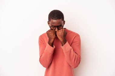 Beyaz arka planda izole edilmiş genç Afro-Amerikalı bir adam bir tartışma yüzünden yumruk, öfke ve kavga atıyor..