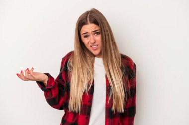 Beyaz arka planda izole edilmiş genç bir Rus kadın şüpheli bir tavırla omuz silkiyor..