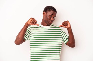 Beyaz arka planda izole edilmiş genç bir Afrikalı Amerikalı gururlu ve kendinden emin..