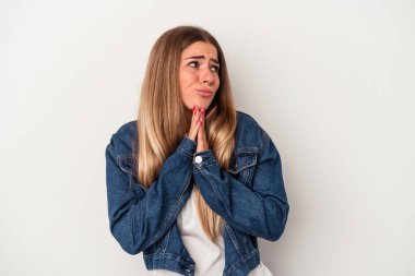 Beyaz arka planda izole edilmiş genç bir Rus kadın çığlık atıyor, çok heyecanlı, tutkulu, bir şeyden memnun..