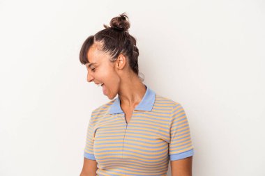 Genç melez kadın beyaz arka planda izole edilmiş dans ediyor ve eğleniyor..