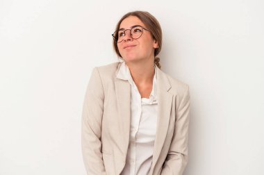 Beyaz arka planda izole edilmiş genç Rus iş kadını hedeflere ve amaçlara ulaşma hayali kuruyor.