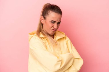 Pembe arka planda izole edilmiş genç Rus kadın bir mola hareketi gösteriyor..