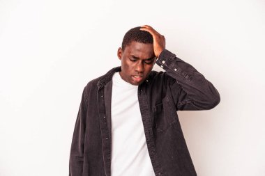 Beyaz arka planda izole edilmiş genç Afrikalı Amerikalı adam yorgun ve uykulu..