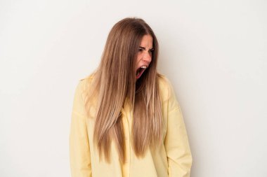 Beyaz arka planda izole edilmiş genç Rus kadın çok kızgın, öfkeli, hayal kırıklığına uğramış.