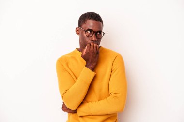 Genç Afrikalı Amerikalı bir adam beyaz arka planda izole edilmiş tırnak yiyor, gergin ve endişeli..