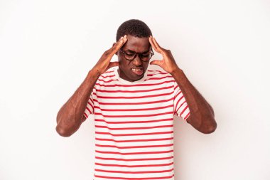 Beyaz arka planda izole edilmiş genç Afrikalı Amerikalı adam tapınaklara dokunuyor ve baş ağrısı çekiyor..