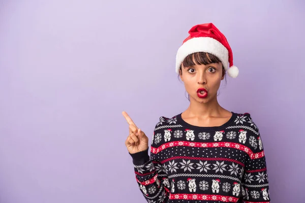 Mor Arka Planda Soyutlanmış Genç Melez Kadın Noel Kutluyor — Stok fotoğraf