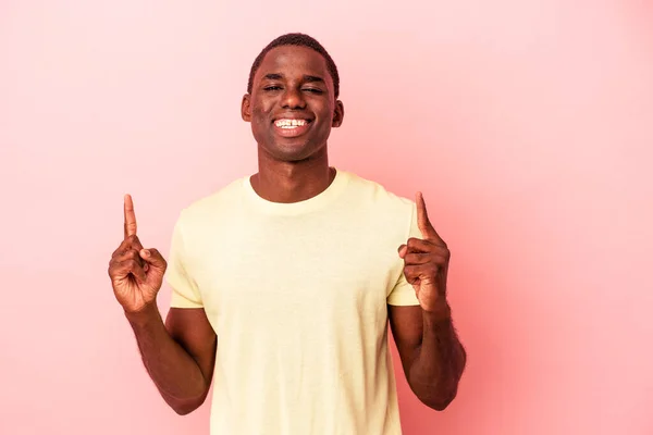 Jonge Afro Amerikaanse Man Geïsoleerd Roze Achtergrond Geeft Met Beide — Stockfoto