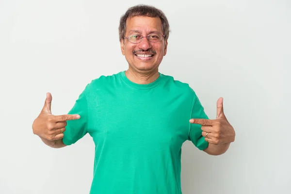 Людина Середнього Віку Ізольована Білому Фоні Вказує Пальцями Позитивним Почуттям — стокове фото