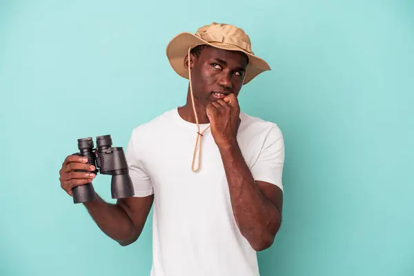 Young African American Man Holding Binoculars Isolated Blue Background Relaxed — ストック写真