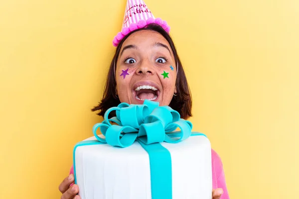 Junge Mischlingshündin Mit Geburtstagstorte Auf Gelbem Hintergrund — Stockfoto
