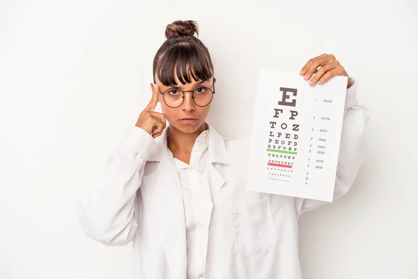 Junge Optikerin Mit Gemischter Rasse Macht Einen Test Isoliert Auf — Stockfoto