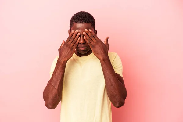 Joven Africano Americano Hombre Aislado Rosa Fondo Miedo Cubriendo Ojos — Foto de Stock