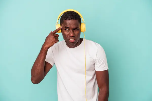 Joven Afroamericano Escuchando Música Aislada Sobre Fondo Azul Mostrando Gesto —  Fotos de Stock