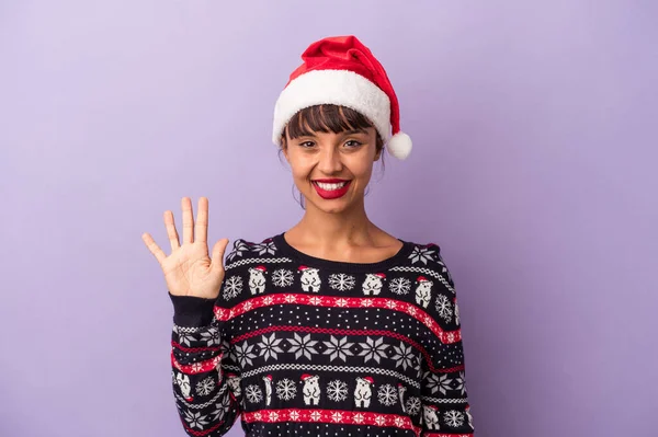 Joven Mujer Raza Mixta Celebrando Navidad Aislada Sobre Fondo Púrpura — Foto de Stock