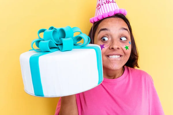 Jovem Mista Segurando Bolo Aniversário Isolado Fundo Amarelo — Fotografia de Stock