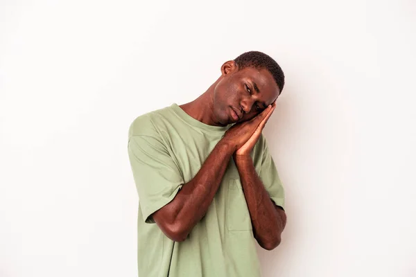 Beyaz Arka Planda Izole Edilmiş Genç Afrikalı Amerikalı Adam Esniyor — Stok fotoğraf