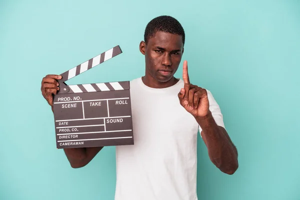 Young African American Man Holding Clapperboard Isolated Blue Background Showing — Stock Photo, Image