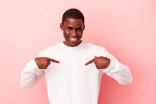 Mladý Africký Američan Izolovaný Růžovém Pozadí Překvapeně Ukazuje Prstem Usmívá — Stock fotografie
