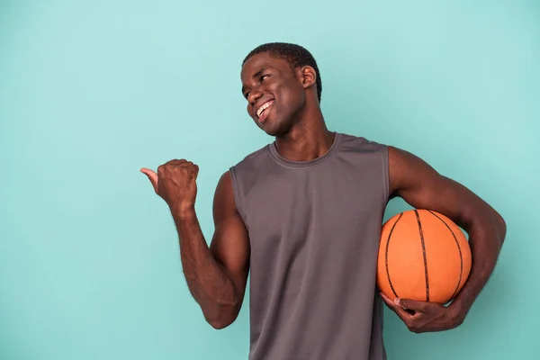 Joven Afroamericano Jugando Baloncesto Aislado Puntos Azules Fondo Con Dedo — Foto de Stock