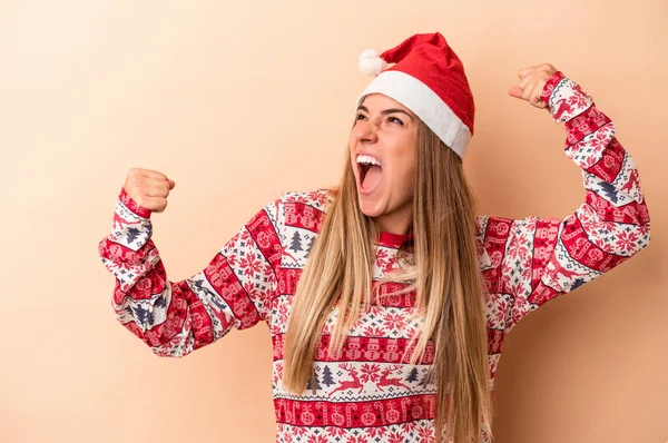 Молодая Россиянка Празднует Рождество Изолированы Бежевом Фоне Поднимая Кулак После — стоковое фото