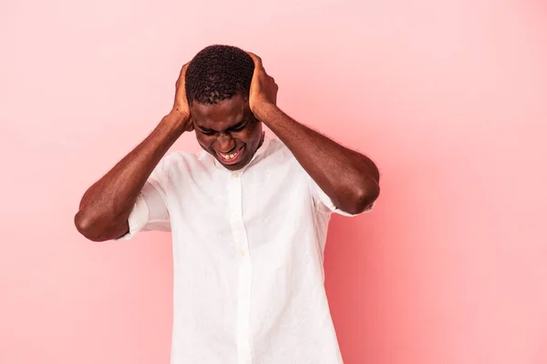 Jonge Afro Amerikaanse Man Geïsoleerd Roze Achtergrond Bedekt Oren Met — Stockfoto
