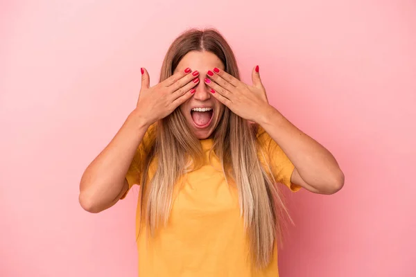Jonge Russische Vrouw Geïsoleerd Roze Achtergrond Raakt Buik Glimlacht Zachtjes — Stockfoto