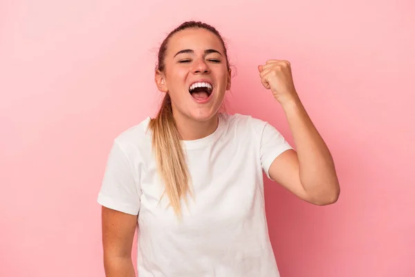 Giovane Donna Russa Isolata Sfondo Rosa Che Celebra Una Vittoria — Foto Stock