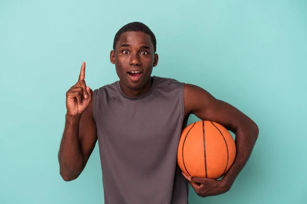 Giovane Uomo Afroamericano Che Gioca Basket Isolato Sfondo Blu Avendo — Foto Stock