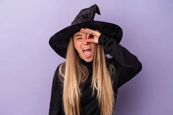 Giovane Donna Russa Travestita Strega Che Celebra Halloween Isolato Sfondo — Foto Stock