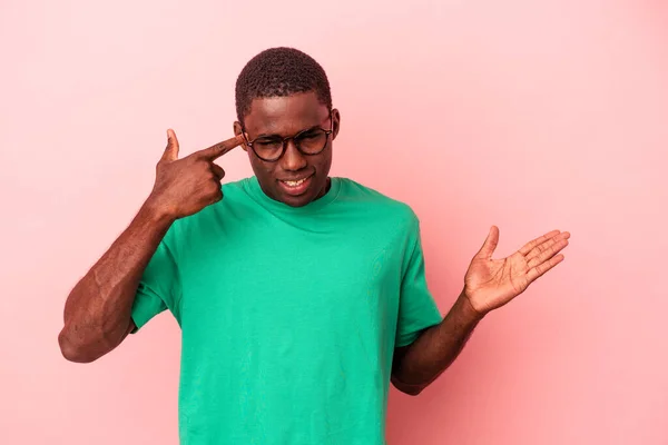 Joven Afroamericano Aislado Sobre Fondo Rosa Mostrando Gesto Decepcionante Con — Foto de Stock