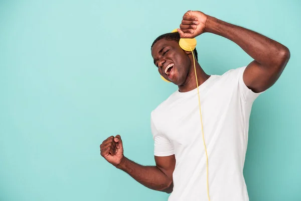 Young African American Man Listening Music Isolated Blue Background Raising — ストック写真