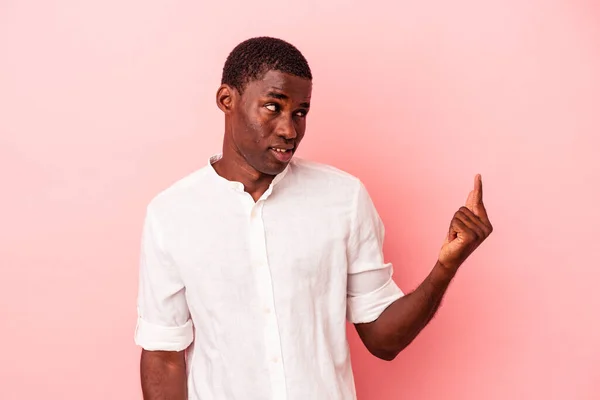 Mladý Africký Američan Izolovaný Růžovém Pozadí Ukazuje Prstem Vás Jako — Stock fotografie