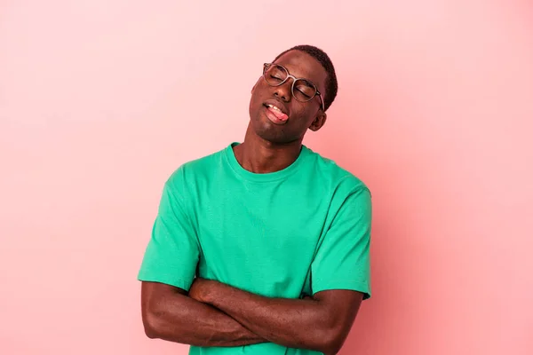 Genç Afrikalı Amerikalı Bir Adam Pembe Arka Planda Izole Edilmiş — Stok fotoğraf