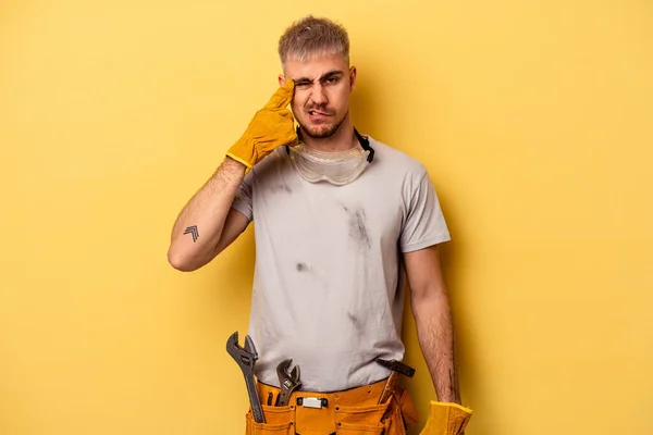 Young Electrician Caucasian Man Isolated Yellow Background Showing Disappointment Gesture — Foto Stock