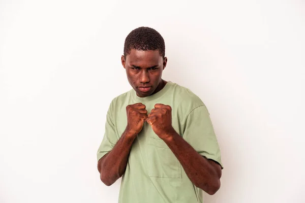 若いアフリカ系アメリカ人男性は カメラに拳を示す白い背景に孤立します 積極的な顔の表情 — ストック写真