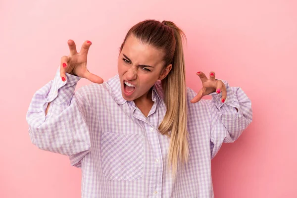 Giovane Donna Russa Isolata Sfondo Rosa Eccitato Mantenendo Gesto Occhio — Foto Stock