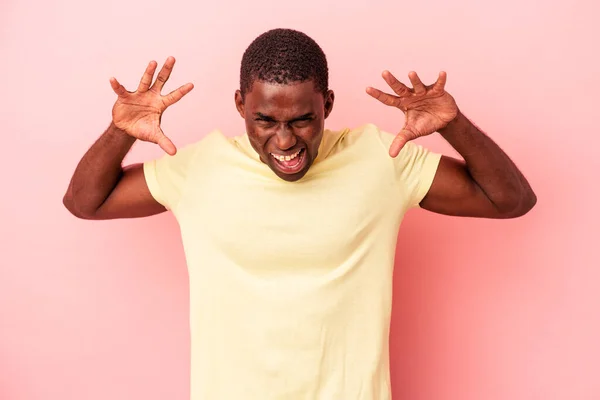 Fiatal Afro Amerikai Férfi Elszigetelt Rózsaszín Háttér Mutatja Karmok Utánozza — Stock Fotó