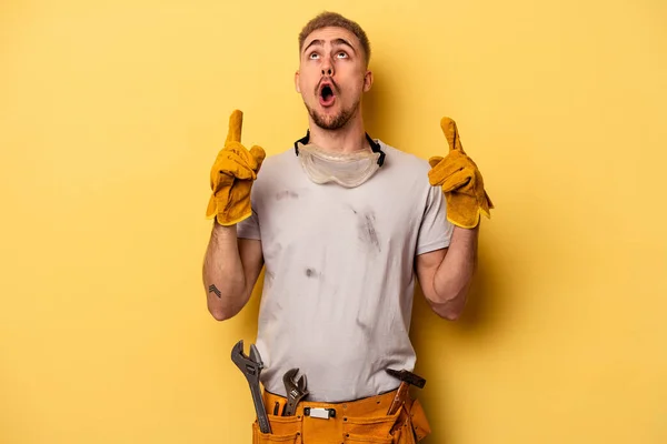 Jovem Eletricista Caucasiano Homem Isolado Fundo Amarelo Apontando Cabeça Com — Fotografia de Stock