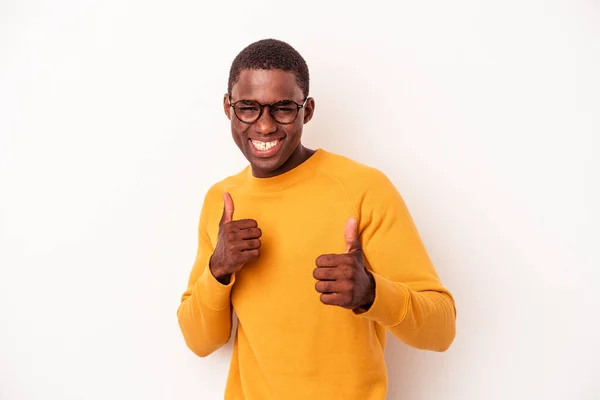 Joven Afroamericano Aislado Sobre Fondo Blanco Levantando Ambos Pulgares Hacia —  Fotos de Stock