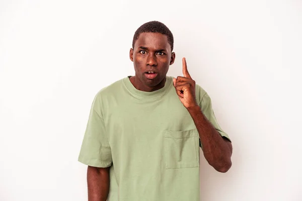 Junge Afrikanisch Amerikanische Mann Isoliert Auf Weißem Hintergrund Mit Einer — Stockfoto