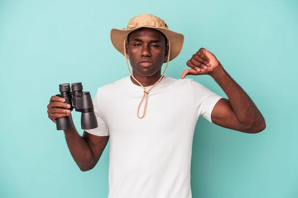 Giovane Uomo Afroamericano Con Binocolo Isolato Sfondo Blu Che Mostra — Foto Stock