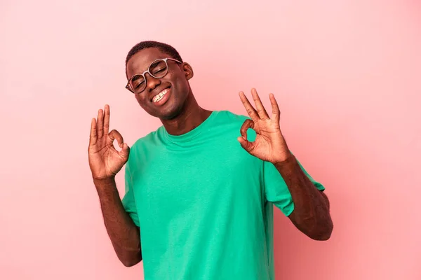 Junge Afrikanisch Amerikanische Mann Isoliert Auf Rosa Hintergrund Fröhlich Und — Stockfoto