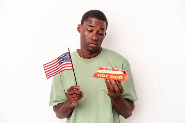 Joven Afroamericano Comiendo Perritos Calientes Sosteniendo Bandera Americana Aislada Sobre — Foto de Stock