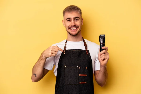 Young Caucasian Hairdresser Man Isolated Yellow Background Person Pointing Hand — Fotografia de Stock